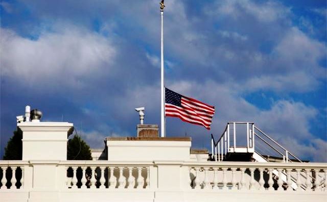 В США приспустят флаги в память о жертвах терактов в Париже